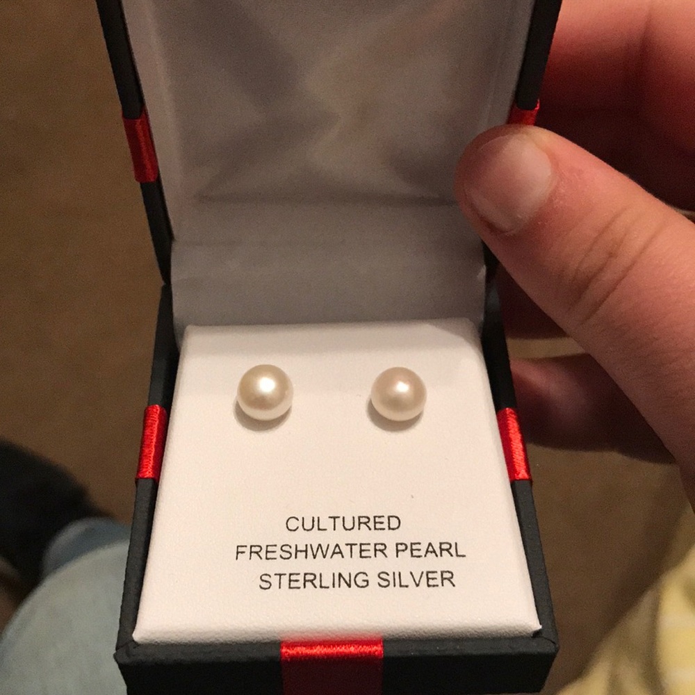 Beautiful Pearl Earrings! (Sterling Silver)